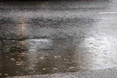 在城市白天下雨时在沥青路上筑水坑有选择图片