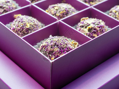 宏拍摄聚焦于甜食的前景洒在紫盒里的图片
