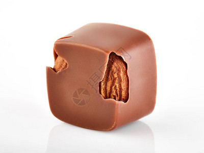 各种样的巧克力糖果孤立在白色背景上巧克力糖果系列带坚果图片
