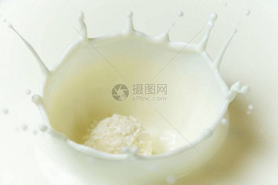 奶水和自制的白糖果加椰子图片