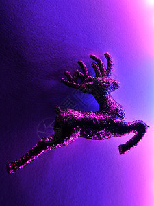 紫罗兰闪耀背景的圣诞亮水鹿明亮灯图片