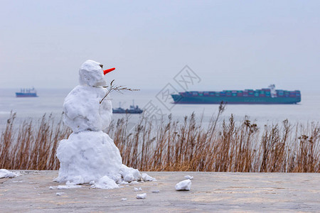 鲍汁海参诺沃西尔茨耶夫斯卡娅电池厂的雪人在俄罗斯海参威斯多克岛看背景