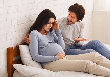 怀孕妇女感到不舒服图片