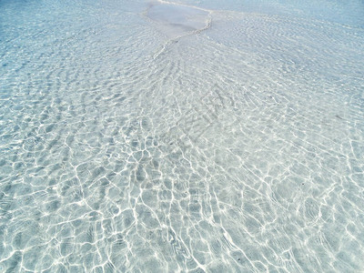 蓝色水晶和白沙夏季沙滩和假日背图片