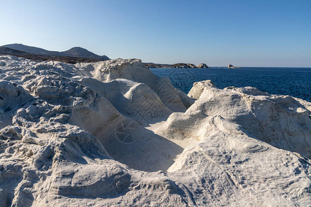 希腊米洛斯Sarakiniko海滩的岩图片