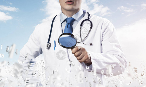 关闭自信的医生在白色无菌西装和听诊器看通过放大镜图片