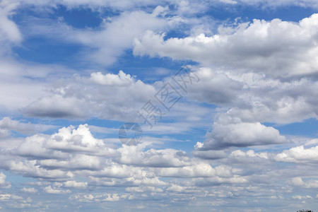 在t5he天空与柔软的白云的风景云图片