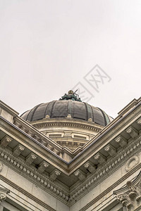 犹他州议会大厦和盐湖城的圆顶反对明亮的多云天空在著名建筑的外墙上可以图片