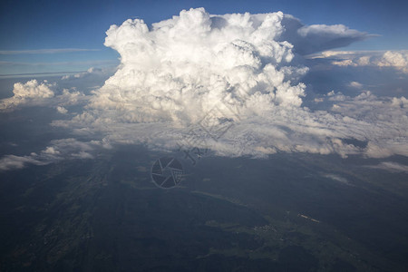 白色蓬松的暴风云图片