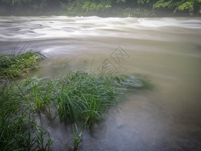 雷雨后雾中满溢的山河图片