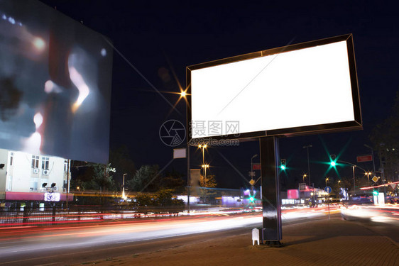 户外广告牌广告模型标志和文本的空框复制空间现代平面风格的招牌户外街头夜景拍摄图片