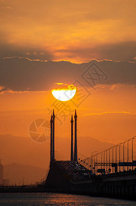槟城大桥上的金色太阳图片