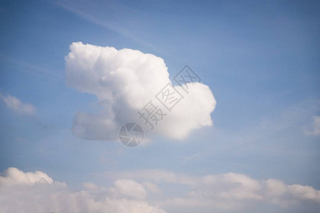白鸟形状的云层在蓝色天空中飞行背景图片