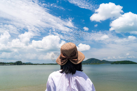 妇女带着背包自由环游世界并放松生活概念图片