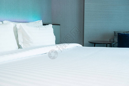 床铺上美丽的舒适的白枕头室内卧室内装图片