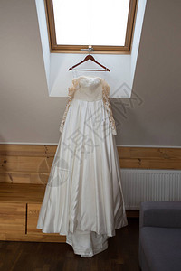 衣架上的白色婚纱图片