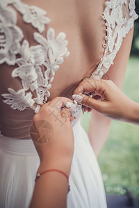 穿着白色豪华礼服的漂亮新娘准备参加婚礼图片