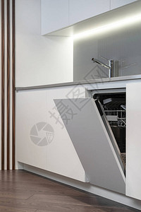 在现代和白色厨房的洗衣机中建造的垂直照片图片