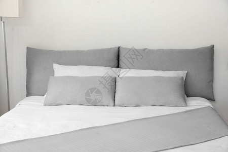 酒店房间里舒适的大床图片