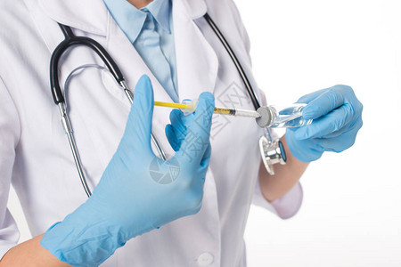 白色大衣女医生通过白衣隔离注射器采集疫苗的图片