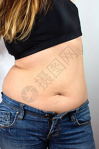 白底肥肚女人的特写镜头图片