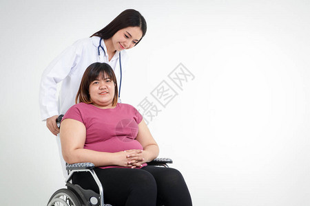 坐在轮椅上的亚洲胖女人请女医生帮忙打听病情肥胖健康问题概图片