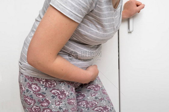 胃痛或月经痛的女腹痛概念图片