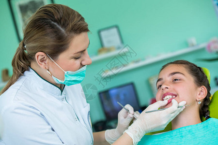 女牙医和在牙科办公室图片
