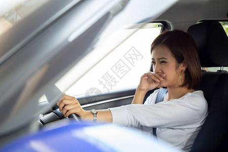亚裔年轻女子因为车内臭气味脏图片