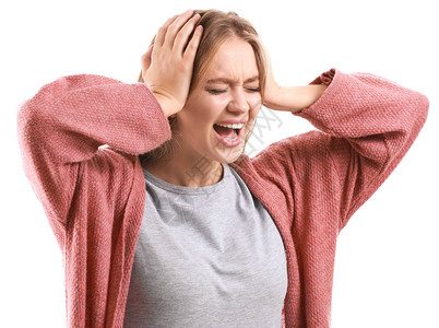 情绪白色背景上愤怒的女人的肖像背景