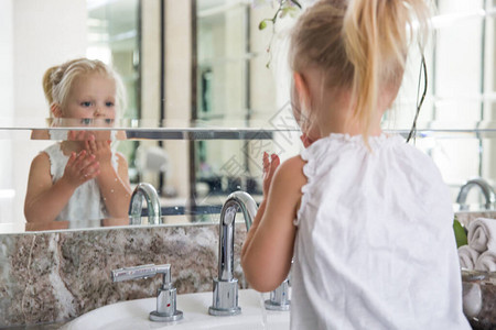 洗手可爱的2岁白种女孩在浴室水槽里洗手如果您从小开始教洗手图片