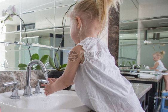 洗手可爱的2岁白种女孩在浴室水槽里洗手如果您从小开始教洗手图片