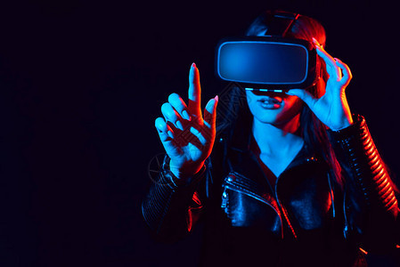 戴着3D虚拟现实眼镜的女孩用手指触摸投影屏幕未来现代电图片