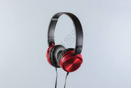 带电缆的新耳机白色背景上耳机的极简主义照片黑红图片