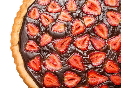 美味巧克力蛋糕和草莓白背景图片