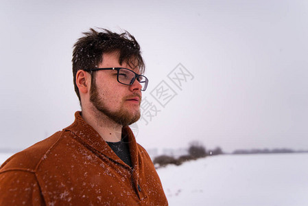 人站在雪地冬季户外图片