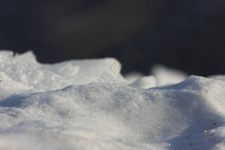 白雪覆盖的地面冬天的时候图片