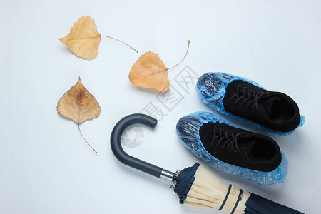 黑色麂皮靴带靴套雨伞和落叶图片