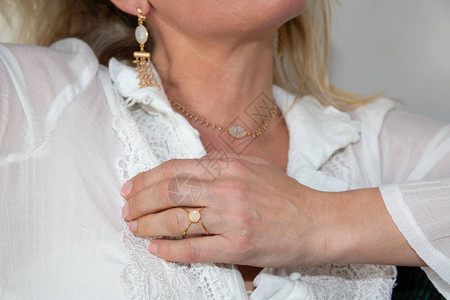 戴首饰耳环的紧珠宝女神手镯和项链在上优雅双jou图片