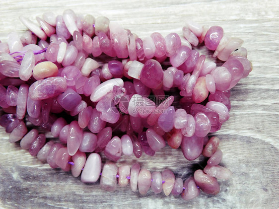 粉红色巡水层天然石英宝石图片