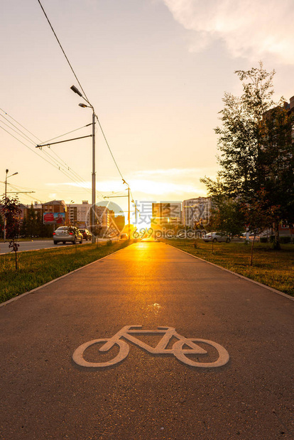 黄昏时白色自行车在城市的自图片