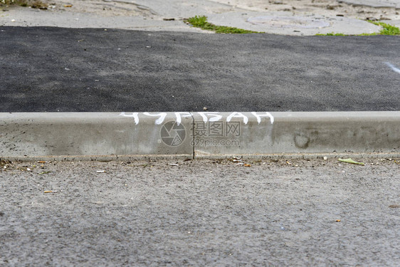 沥青路上的圆柱石翻译木块上面图片