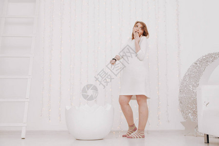 一名9个月大的孕妇站在一个巨大的破蛋壳旁背景图片