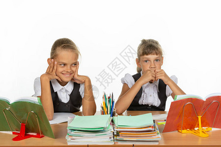 不同情绪的女孩坐在学校的书桌旁想点办法图片