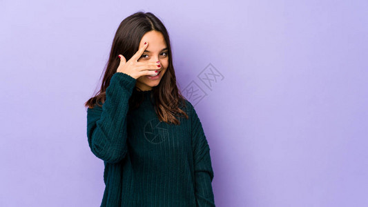 年轻混血儿的西班牙女人用手指对着镜头眨眼脸图片