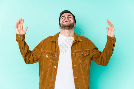 英俊的年轻人向天空尖叫图片素材