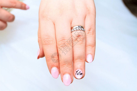 新娘的结婚戒指我确实画在她的指甲上图片