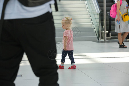 在机场或购物商场失去的孩子图片
