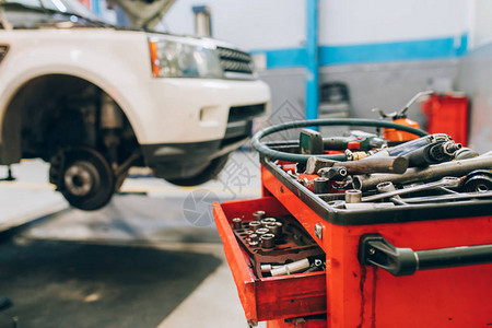 使用老式工具的汽车维修保养服务汽车在汽车服务车库的汽车图片