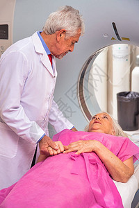 在专业男医生监督下接受医学测试的老年退休妇女图片